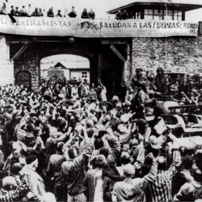 MA01 MAUTHAUSEN (AUSTRIA) 04/05/05 : Foto en blanco y negra datada el 6 de mayo de 1945 y remitida por el Comité Mauthausen de Austria en la que se muestra la alegría de los supervivientes ante la segunda llegada de las tropas estadounidenses al campo de concentración de Mauthausen en el que hay desplegada una pancarta de grandes dimensiones que indica en español "Los españoles antifascistas saludan a las fuerzas libertadoras". El sesenta aniversario de la liberación del campo de concentración nazi de Mauthausen, donde entre 1938 y 1945 fueron asesinadas al menos 110.000 personas de una veintena de países, entre ellas unos 6.000 republicanos españoles, va a conmemorarse mañana 5 de mayo de 2005 en Austria. Mauthausen, que se encuentra a 180 kilómetros al oeste de Viena, era un campo de concentración nazi de la categoría III, lo que significaba que los prisioneros enviados allí no deberían salir con vida y su mano de obra debía ser explotada hasta la muerte. EFE/Comité Mauthausen de Austria  Comité Mauthasen de Austria